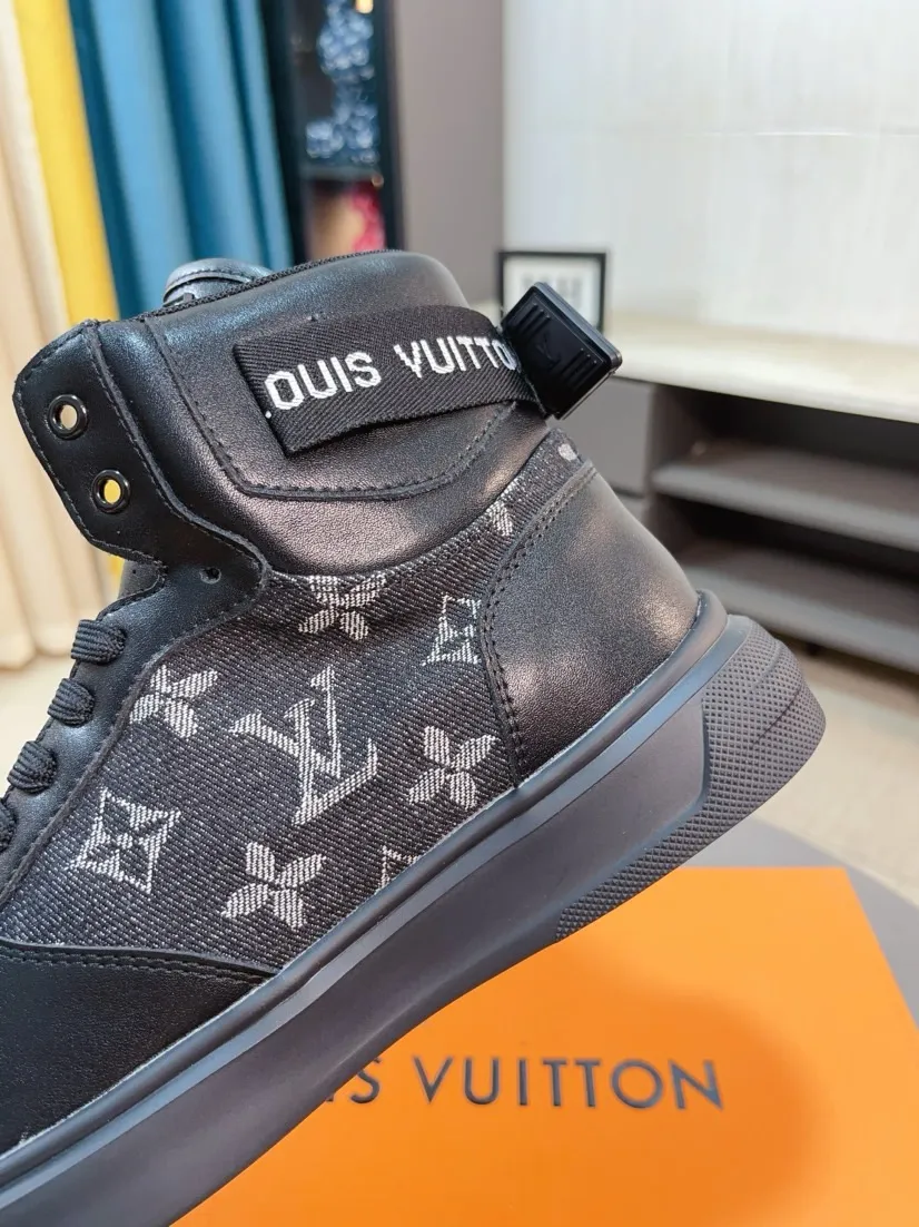 Men's shoes 💰440🌹🌹【LOUIS VUITTON】Same style on Louis Vuitton* official website🚹Men's high-top casual shoes❤️Same style as popular celebrities and big names ~ Best-selling at home and abroad Lv focuses on the checkerboard series...Imported first-layer cowhide with special fabrics➕Full sheep leather lining➕Brand-specific hollow outsole💎Produced by OEM The highest version🔍🔍Number of codes: 38-44,